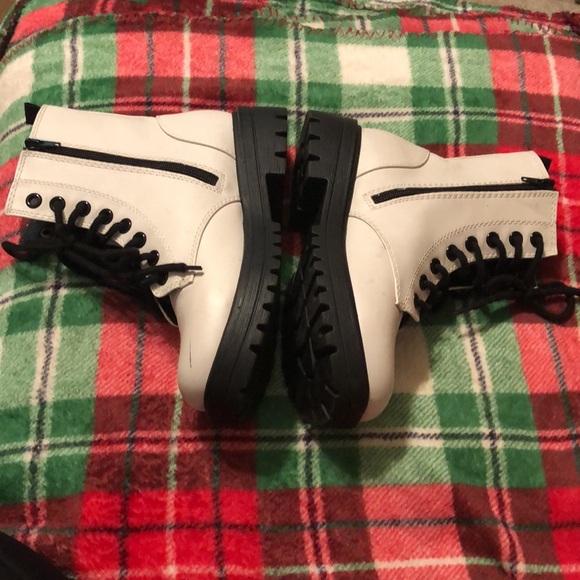 NWOB Unr8ted WHITE combat boots - Picture 2 of 7